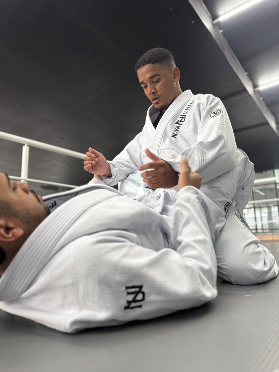 Treino no tatame da BAZE Academy